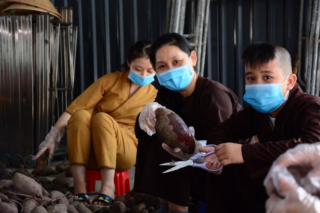 Continuing to support people in need in the Covid-19 pandemic of Hoang Phap Pagoda (series 2)